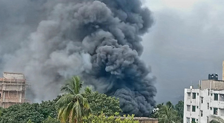 চট্টগ্রামে টায়ার কারখানায় ভয়াবহ আগুন