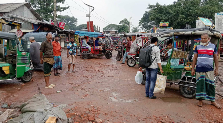 আমতলী ফেরীঘাটের প্রবেশপথে অটোরিকশা স্ট্যান্ড ভাড়ী যানবাহন চলাচল ঝুকিপূর্ন