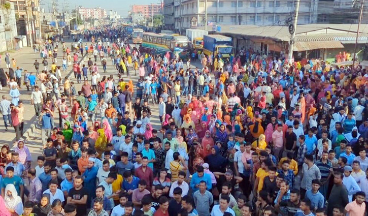 মহাসড়ক ছাড়েনি পোশাক শ্রমিকরা, ভোগান্তি চরমে