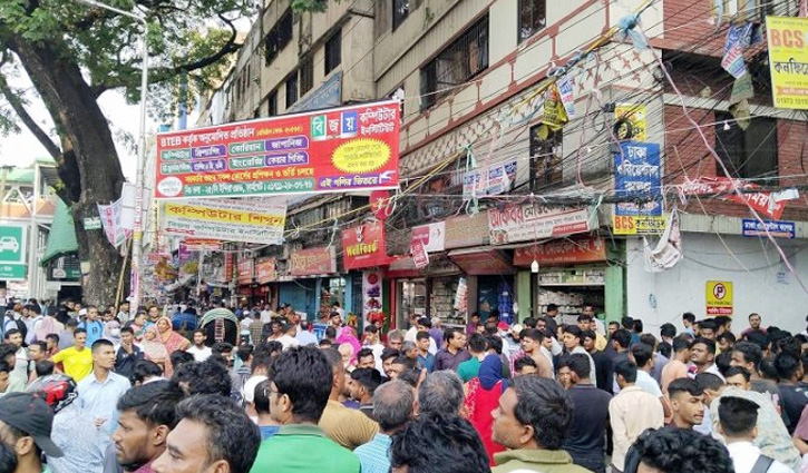 ফুটপাতের অবৈধ দখল উচ্ছেদে অভিযান, হকারদের বিক্ষোভ