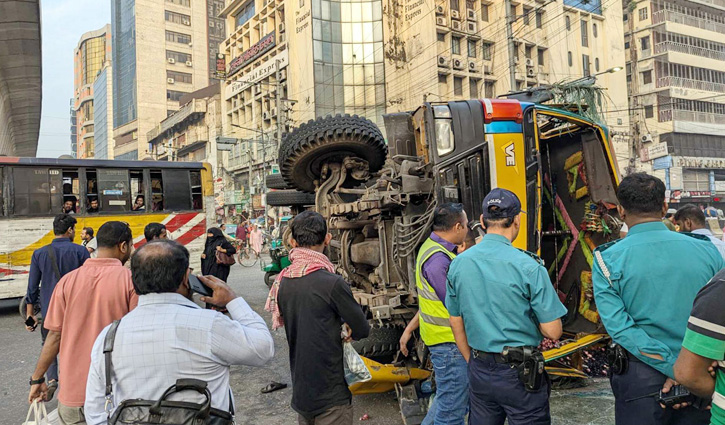 রাজধানীর পল্টনে বাস-ট্রাকের মুখোমুখি সংঘর্ষে নিহত ১