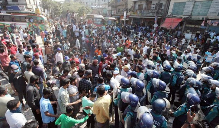 যাত্রাবাড়ীতে ব্যাটারিচালিত রিকশা চালকদের সড়ক অবরোধ, পুলিশের সঙ্গে সংঘর্ষ