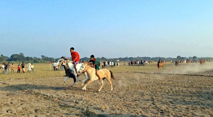 পলাশে ঐতিহ্যবাহী ঘোড়াদৌড় প্রতিযোগিতা অনুষ্ঠিত