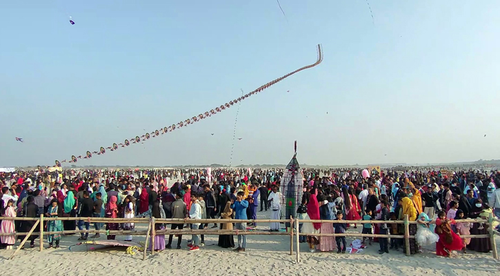 ফরিদপুরে বর্ণিল ঘুড়ি উৎসবে হাজারো মানুষের ঢল