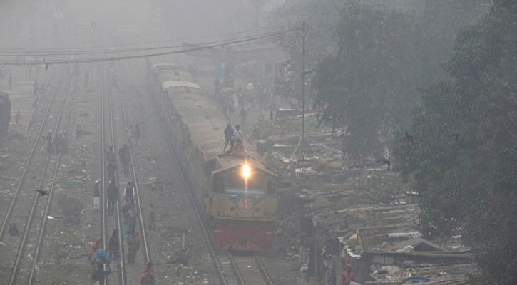 ঘন কুয়াশার কারণে রেলপথে দুর্ঘটনা এড়াতে বাড়তি সতর্কতা