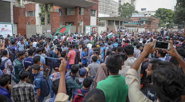 জবির অনশরত শিক্ষার্থীরা সচিবালয়ের সামনে অবস্থান নিয়েছে