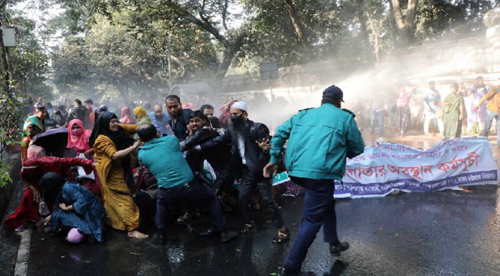 নিয়োগ বাতিল হওয়া প্রাথমিক শিক্ষকদের ওপর পুলিশের লাঠিচার্জ