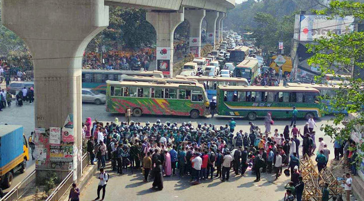 জুলাই বিপ্লবে আহতদের শাহবাগ অবরোধ