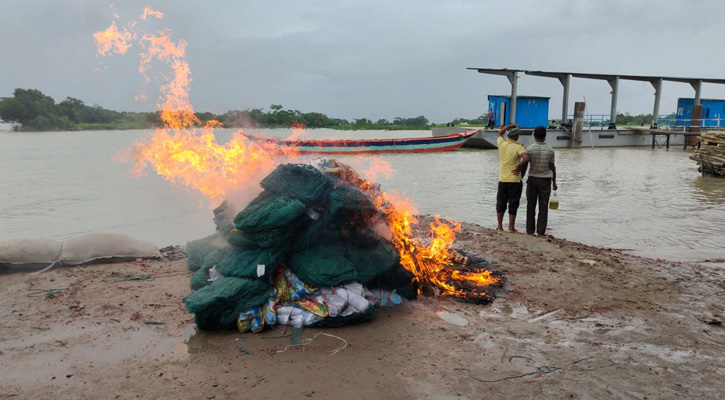 শরীয়তপুরে ১০ লাখ টাকার নিষিদ্ধ জাল পুড়িয়ে ধ্বংস