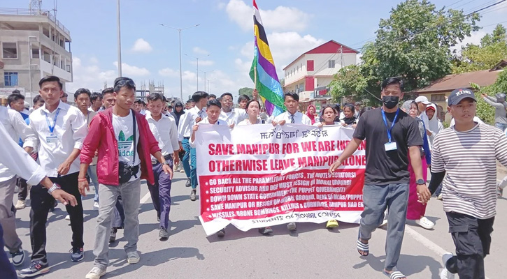 মণিপুরে সাতরঙা পতাকা উড়াল শিক্ষার্থীরা (ভিডিও)