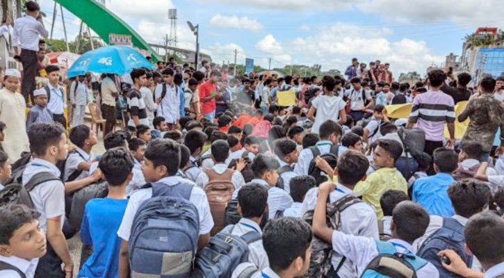 জাতীয় সংগীত পরিবর্তনের ষড়যন্ত্রের প্রতিবাদে গোপালগঞ্জে ছাত্রজনতার বিক্ষোভ