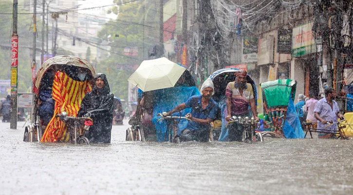 রাজধানীতে তুমুল বৃষ্টি, জলজটে ভোগান্তি