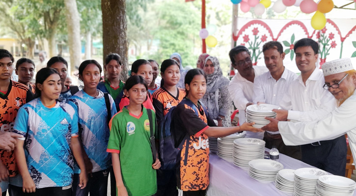 পীরগঞ্জে গ্রীস্মকালীন ক্রীড়া প্রতিযোগীতার পুরস্কার বিতরন