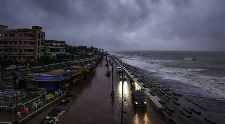 ল্যান্ডফল শেষে এখন কোন দিকে যাচ্ছে ঘূর্ণিঝড় ‘দানা’