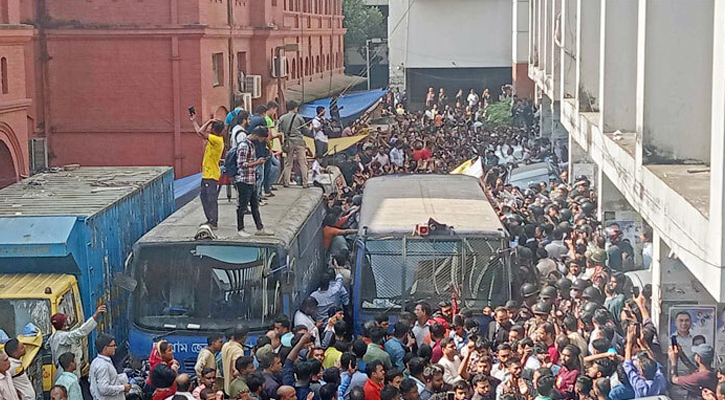 আটকে দেওয়া হলো চিন্ময় কৃষ্ণকে বহন করা প্রিজন ভ্যান