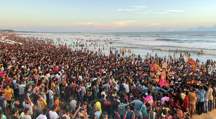 কক্সবাজার সৈকতে প্রতিমা বিসর্জনে লাখো মানুষের ঢল, নিরাপত্তা জোরদার