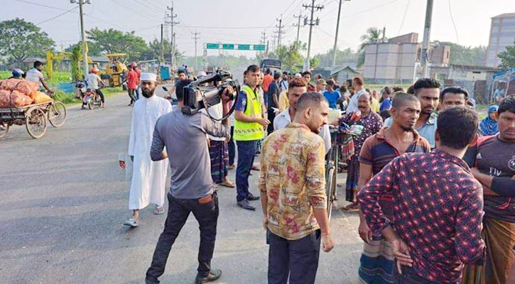 সাতক্ষীরায় ট্রাকচাপায় ৩ মোটরসাইকেল আরোহী নিহত