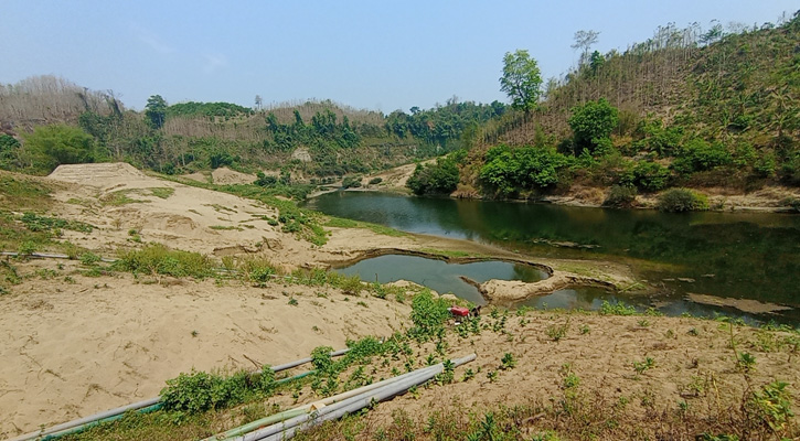 থানচিতে বালু খেকোদের দখলে সাঙ্গু নদীচর