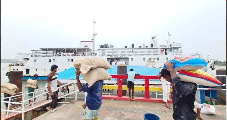 যাতায়াত বন্ধের ৮ দিন পর সেন্টমার্টিনে পৌঁছালো খাদ্যপণ্য