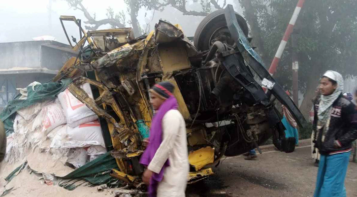 যশোরে ট্রেন ট্রাক সংঘর্ষে চালক হেলপার নিহত