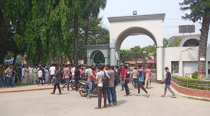 ঈদের ছুটিতে ইবির হল খোলা রাখার দাবিতে প্রধান ফটক অবরোধ