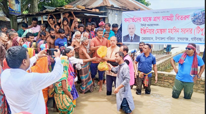 সুন্দরগঞ্জে বন্যাদুর্গতদের উপজেলা চেয়ারম্যানের ত্রাণ বিতরণ