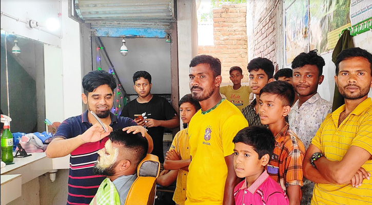 ভাঙ্গুড়ায় কোপা আমেরিকা উপলক্ষে চুল-দাড়ি ছাটার হিড়িক