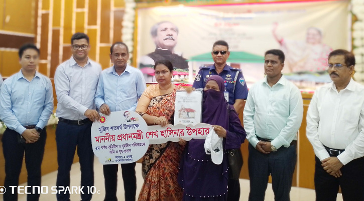 লক্ষ্মীপুরে ১০৬ পরিবারকে চাবিসহ ঘর হস্তান্তর