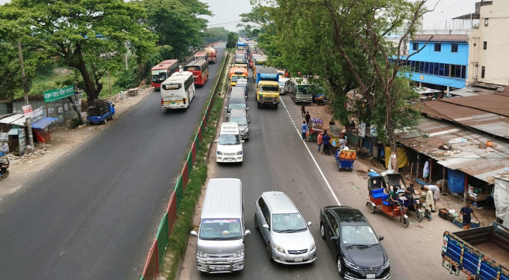 বেড়েছে গাড়ির চাপ, যান চলাচলে ধীরগতি