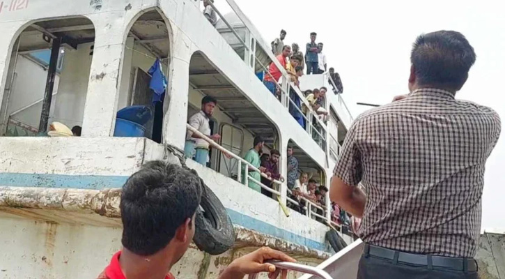 স্পিডবোটে ধাওয়া করে অতিরিক্ত যাত্রীবাহী লঞ্চকে জরিমানা