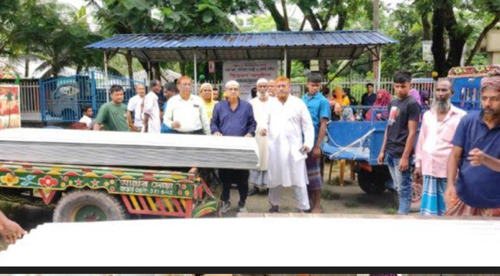 শাহারাস্তিতে নগদ অর্থ, ঢেউটিন ও সেলাই মেশিন বিতরণ