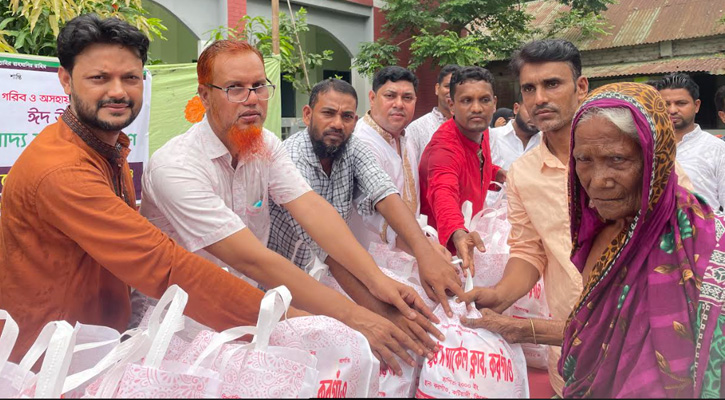 ঈদ উপলক্ষে ফ্রেন্ড‍‍`স সার্কেল ক্লাবের খাদ্য সামগ্রী বিতরণ