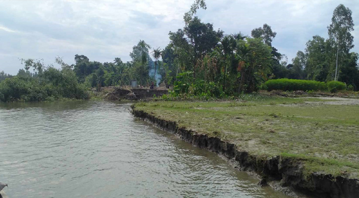 ধরলা নদীর ভাঙ্গনের শিকার হয়ে মানবতার জীবন যাপন ভুক্তভোগী পরিবার