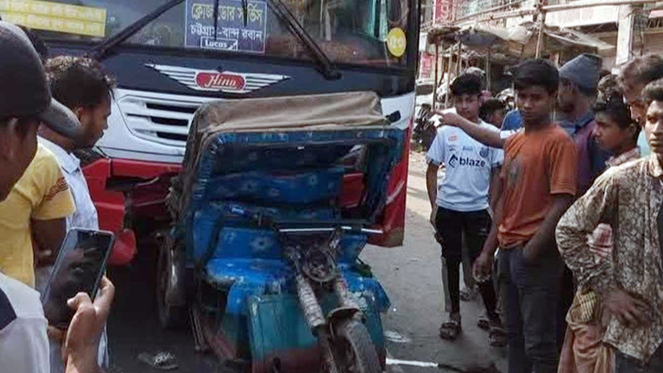 চট্টগ্রামে বাসের ধাক্কায় স্কুল শিক্ষার্থী ভাই-বোনসহ নিহত ৩