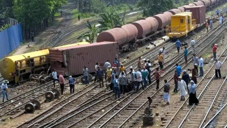 কমলাপুর স্টেশনে কন্টেইনার ট্রেন লাইনচ্যুত