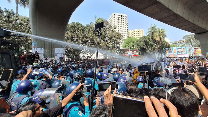 বাধা উপেক্ষা করে যমুনায় যাওয়ার চেষ্টা, পুলিশের জলকামান-লাঠিচার্জ