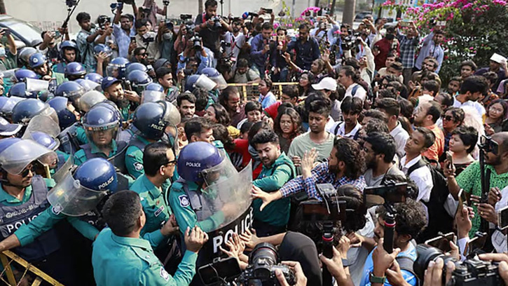 ধর্ষণবিরোধী পদযাত্রায় পুলিশের ওপর হামলায় ১২ জনের নামে মামলা