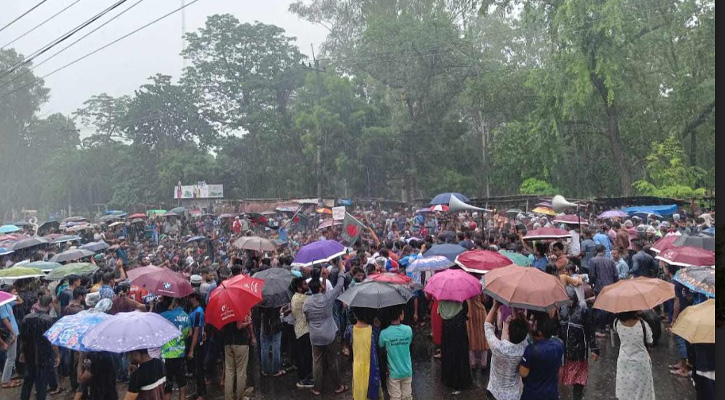 বৃষ্টি উপেক্ষা করে রাবিতে কোটার বিরুদ্ধে আন্দোলন