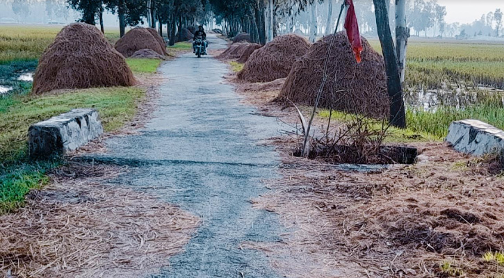 কালভার্ট ভাঙ্গায় ঝুঁকি নিয়ে রাস্তা পারাপার