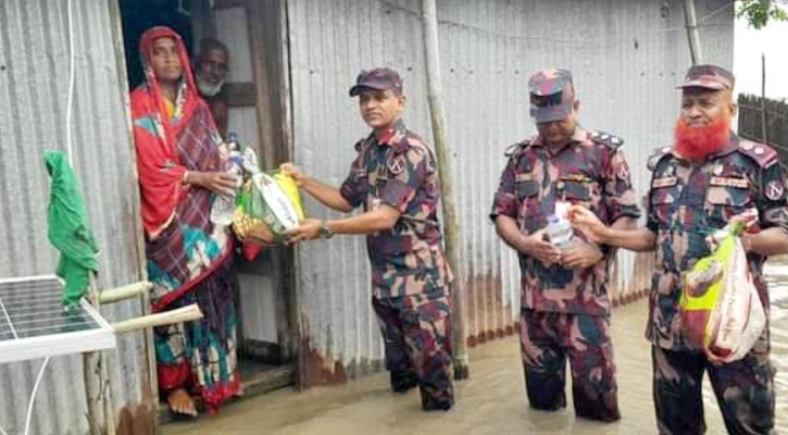 কুড়িগ্রামে বিজিবির ব্যবস্থাপনায় ত্রাণ সামগ্রী বিতরণ