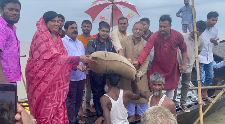 ত্রাণ নিয়ে দুর্গতদের দোরগোড়ায় উপজেলা চেয়ারম্যান