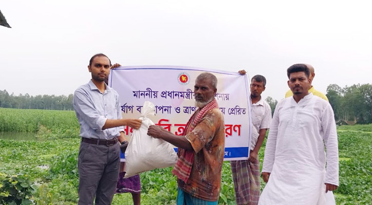 রাজীবপুরে ত্রান নিয়ে দুর্গতদের কাছে ইউএনও