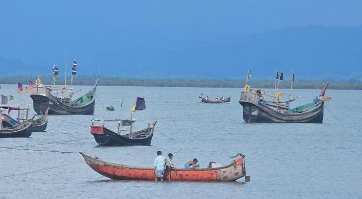 ট্রলারসহ ৬ বাংলাদেশি মাঝিকে অপহরণ করল আরাকান আর্মি