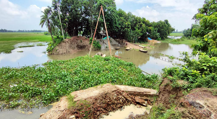 আত্রাইয়ে ব্রিজের নির্মাণ কাজে ধীরগতি,দুর্ভোগে এলাকাবাসী