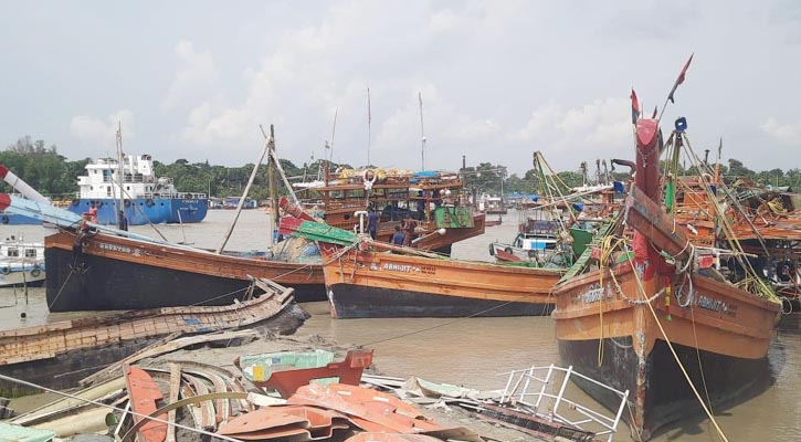 বাংলাদেশ জলসীমায় মাছ ধরার অপরাধে ৩ ট্রলারসহ ৪৮ ভারতীয় জেলে আটক