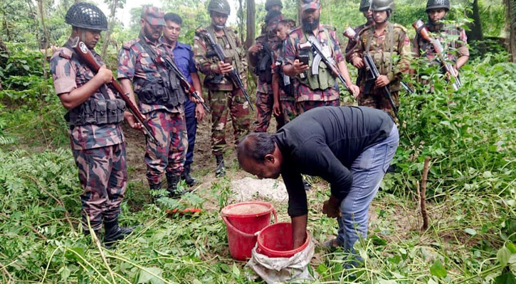 চাঁপাইনবাবগঞ্জে যৌথ বাহিনীর অভিযানে ১৭ ককটেল উদ্ধার