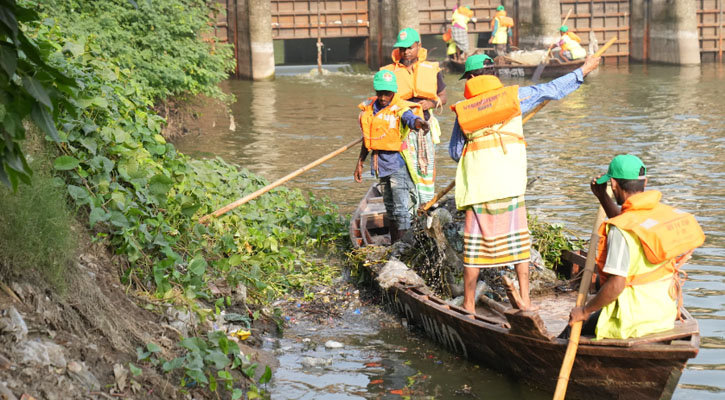 জাতীয় যুব দিবস উপলক্ষ্যে রামপুরা খাল পরিষ্কার অভিযানে ডিএনসিসি