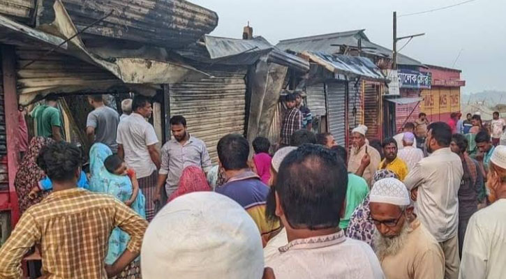 রাতে দোকানে অগ্নিকান্ডে প্রায় দুই কোটি টাকার মালামাল পুড়ে ছাই