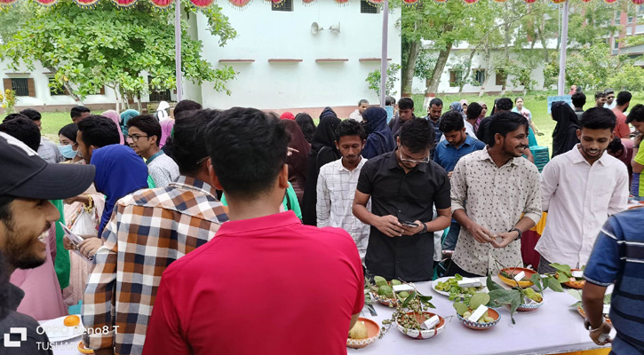 কিশোরগঞ্জে গুরুদয়াল সরকারী কলেজে বাহারি ফল উৎসব