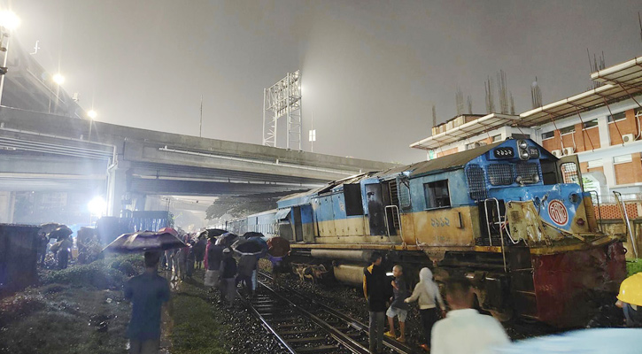 সাড়ে ৪ ঘণ্টা পর ঢাকার সঙ্গে সারা দেশের ট্রেন চলাচল শুরু